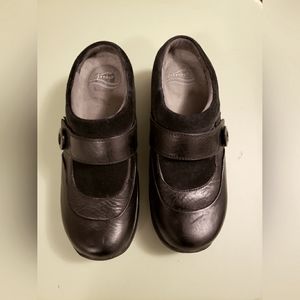 Dansko Kaya black mule clogs pull on Mary Jane style leather shoes size 38 7.5